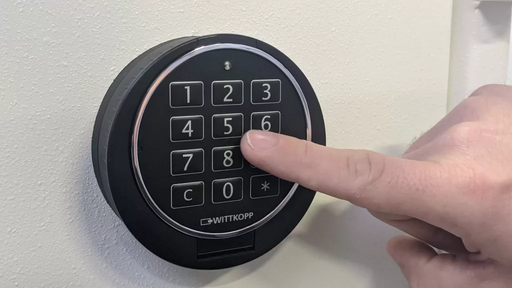 Elektronisches Tresorschloss – Sichere und einfache Zugangskontrolle für Tresore Einmauertresor Installation Braunschweig KIM KEY