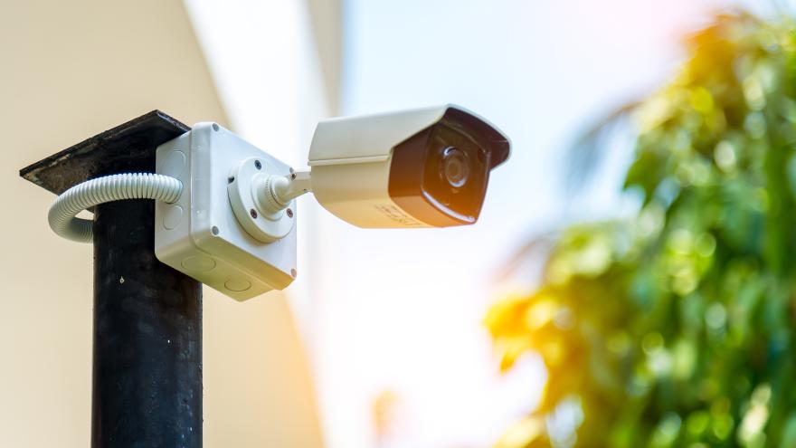 Videoüberwachung: Überwachungskamera zur Überwachung eines Grundstücks für mehr Sicherheit.