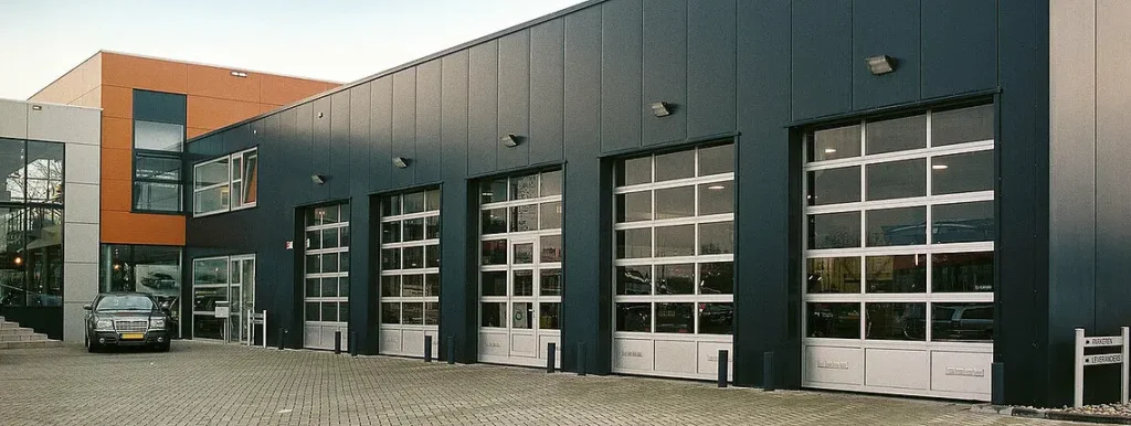 Moderne Industrietore für gewerbliche Gebäude mit Glasfenstern für Sicherheit und Effizienz.